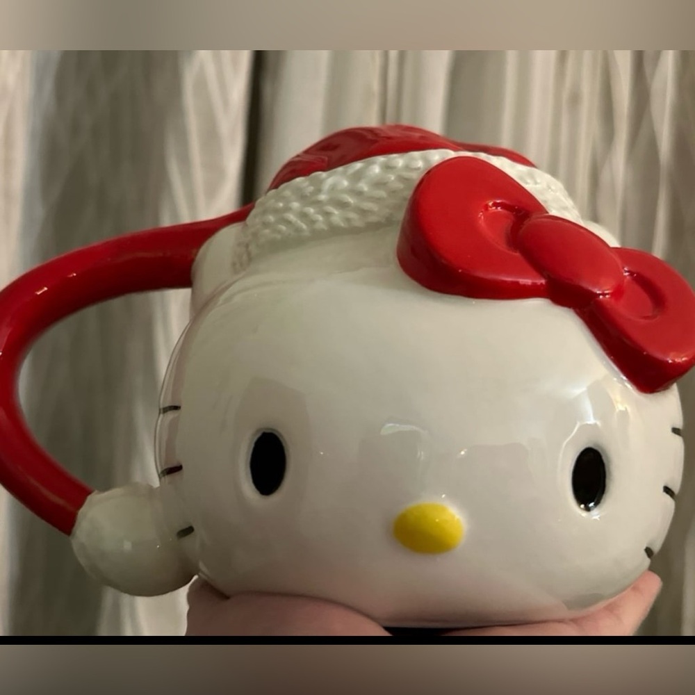 HELLO KITTY SANTA